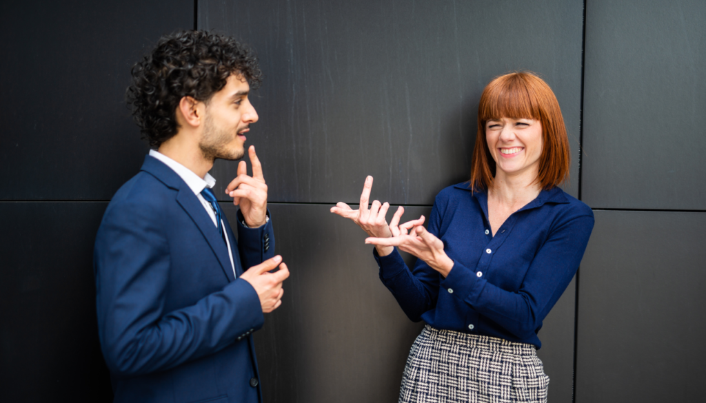 Entenda como a comunicação não-verbal impacta sua imagem e suas interações profissionais.