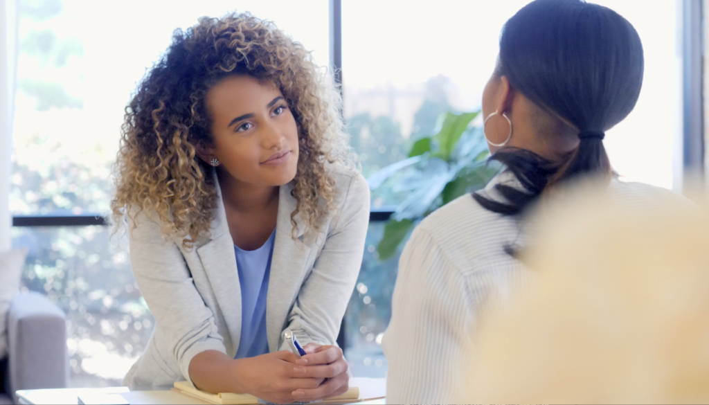 Descubra como a escuta ativa pode melhorar sua comunicação e fortalecer relações no ambiente de trabalho.