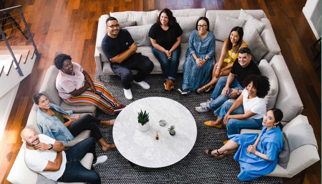 Prática de constelação familiar em grupo, onde participantes trabalham juntos em um ambiente acolhedor para desenvolver insights sobre suas conexões familiares. Grupo de pessoas reunido em círculo, participando de uma sessão de constelação familiar em grupo para explorar dinâmicas e relações pessoais.