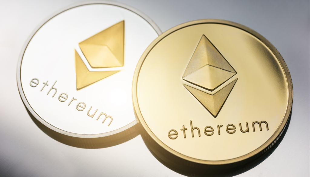 Duas moedas físicas representando Ethereum, uma das principais criptomoedas, com destaque para o logotipo e o nome gravado em cada moeda.