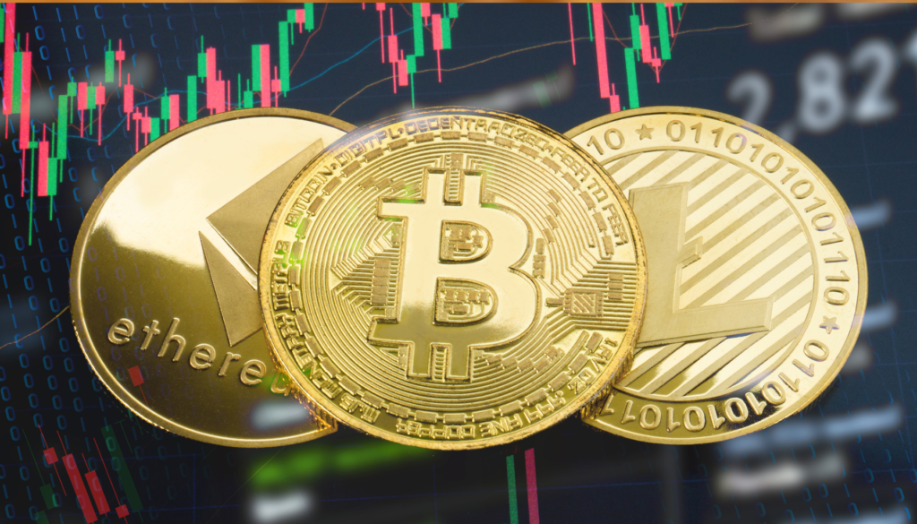 Trading de criptomoedas: Bitcoin, Ethereum e Litecoin em foco. Moedas douradas representando Bitcoin, Ethereum e Litecoin em destaque, com gráficos de mercado financeiro ao fundo, simbolizando o trading de criptomoedas.