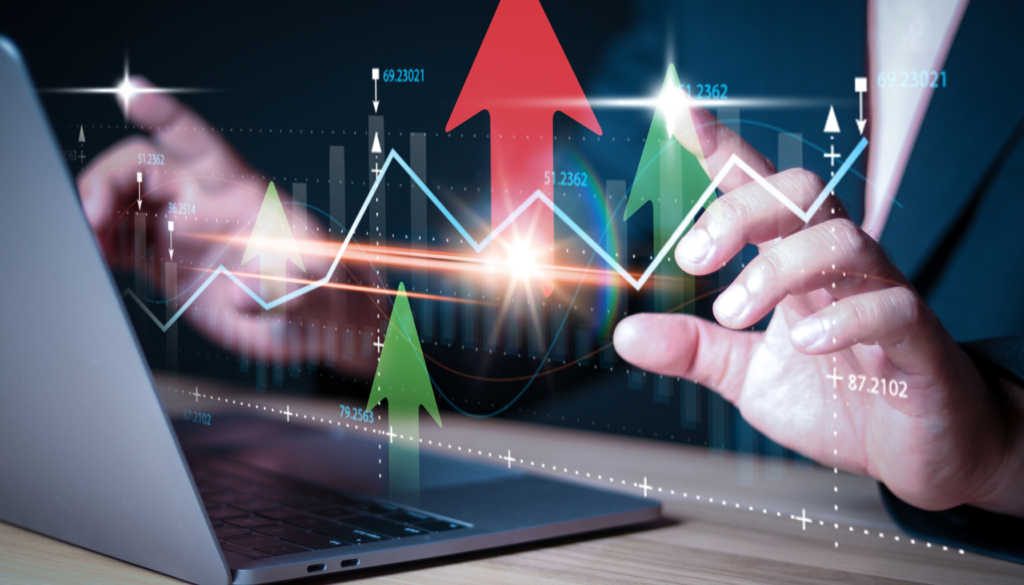 Gráfico financeiro com setas ascendentes, representando crescimento e progresso, sobreposto a mãos digitando em um laptop.