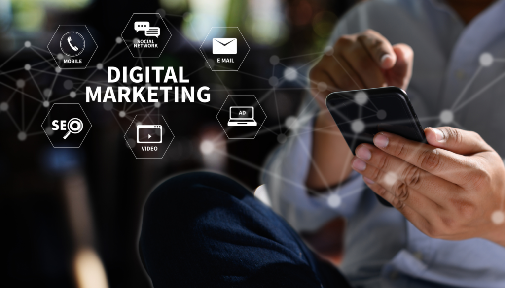Estratégias de Marketing Digital Pessoa utilizando um smartphone com ícones representando diferentes estratégias de marketing digital, como SEO, e-mail, vídeo e redes sociais.