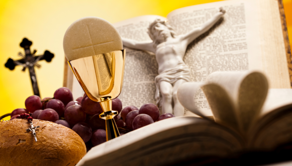 Símbolos da Comunhão Cristã Elementos simbólicos da comunhão cristã com um cálice dourado, hóstia, uvas, pão, uma Bíblia aberta e uma estátua de Cristo crucificado em destaque, sobre um fundo amarelo.